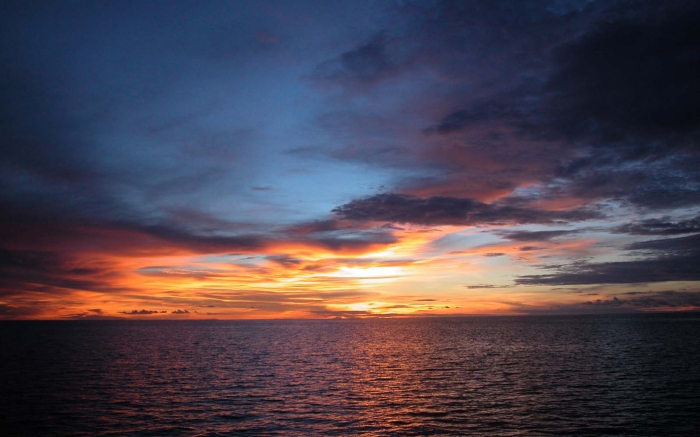 Vielfarbiger Himmel ueber dem Meer.jpg